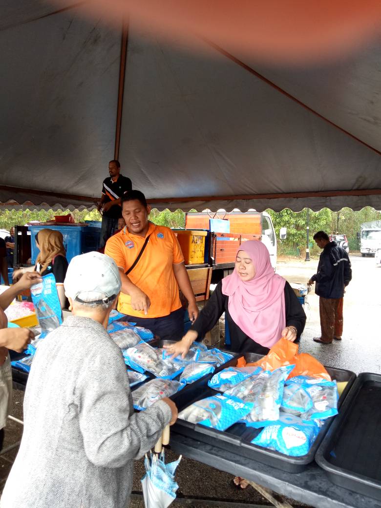 LKIM_TOKGAJAH's tweet photo. 14 Apr 2018 : PJSR Parlimen Rompin tlh blangsung pg ini di Dewan Majlis Daerah Rompin. Jualan ikan Qfish &amp; ikan segar terus mdpt sambutan.. alhamdulillah laku keras! Semua stok yg dibawa habis terjual sebelum prog berakhir.. poh palehhhh!!

#PJSR2018
#LKIMDiHati
#pahangsoawesome https://t.co/YQIuo33bdf