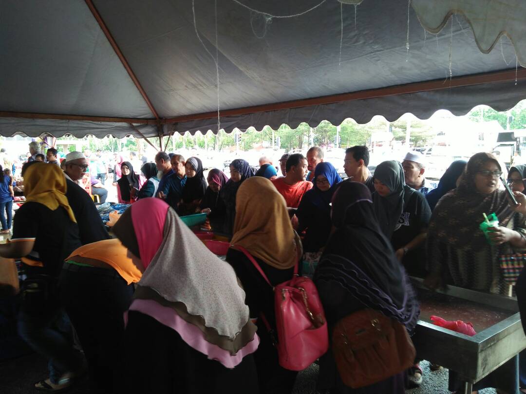 LKIM_TOKGAJAH's tweet photo. 14 Apr 2018 : PJSR Parlimen Rompin tlh blangsung pg ini di Dewan Majlis Daerah Rompin. Jualan ikan Qfish &amp; ikan segar terus mdpt sambutan.. alhamdulillah laku keras! Semua stok yg dibawa habis terjual sebelum prog berakhir.. poh palehhhh!!

#PJSR2018
#LKIMDiHati
#pahangsoawesome https://t.co/YQIuo33bdf