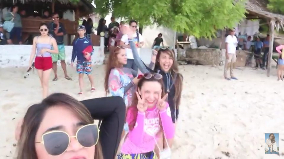 Itsme_ErikaG's tweet photo. Sovrang laptrip #RiVlog34 ni mih HAHAHAHAH, mL party na tayo mii friemds tayo sa ML e. 😂💖 https://t.co/wFVlcASisI