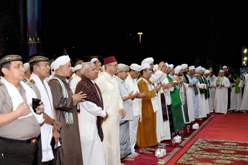 BudiKaryaS's tweet photo. 1. Semalam saya menghadiri tabligh akbar ISRA MIRAJ di Kawasan Monas bersama para Habib,Ulama,Dubes Yaman,Dubes Maroko,Kapolda &amp; Majelis Rasulullah. Terasa suasana yg sejuk &amp; damai bershalawat bersama umat muslim, yg semakin memperkuat ukuwah islamiah. https://t.co/EFzcrpgQDK
