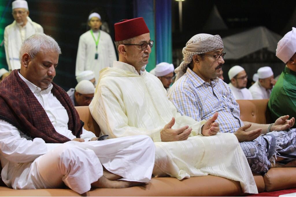 BudiKaryaS's tweet photo. 1. Semalam saya menghadiri tabligh akbar ISRA MIRAJ di Kawasan Monas bersama para Habib,Ulama,Dubes Yaman,Dubes Maroko,Kapolda &amp; Majelis Rasulullah. Terasa suasana yg sejuk &amp; damai bershalawat bersama umat muslim, yg semakin memperkuat ukuwah islamiah. https://t.co/EFzcrpgQDK