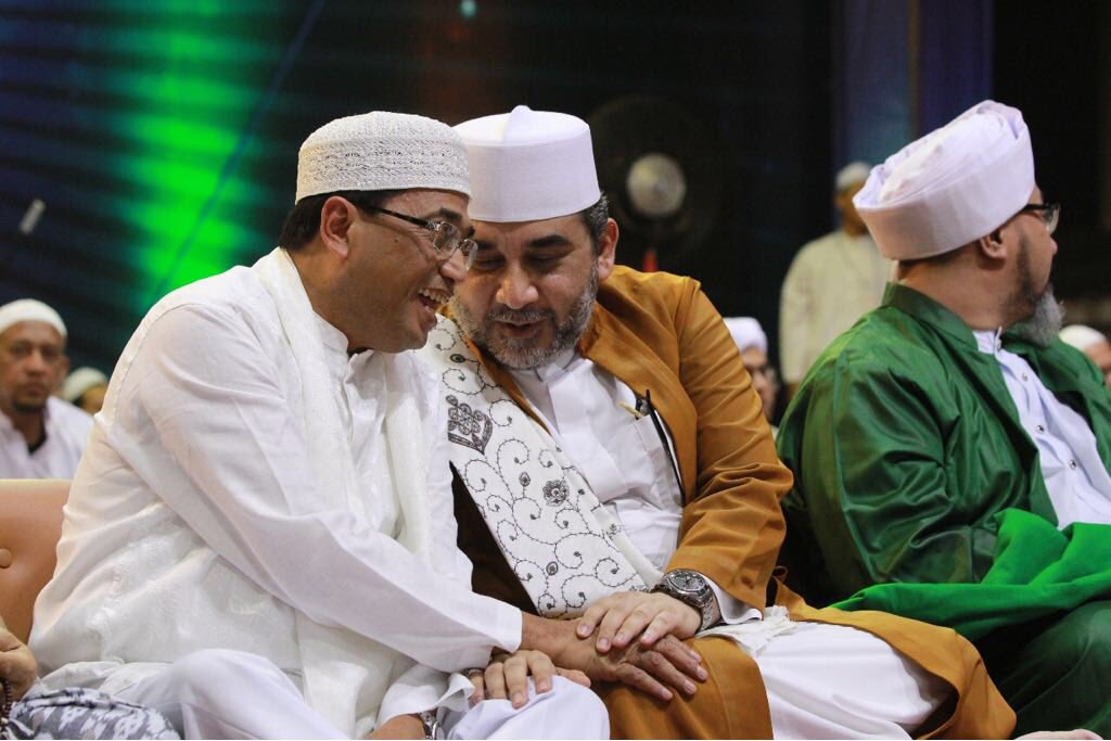 BudiKaryaS's tweet photo. 1. Semalam saya menghadiri tabligh akbar ISRA MIRAJ di Kawasan Monas bersama para Habib,Ulama,Dubes Yaman,Dubes Maroko,Kapolda &amp; Majelis Rasulullah. Terasa suasana yg sejuk &amp; damai bershalawat bersama umat muslim, yg semakin memperkuat ukuwah islamiah. https://t.co/EFzcrpgQDK