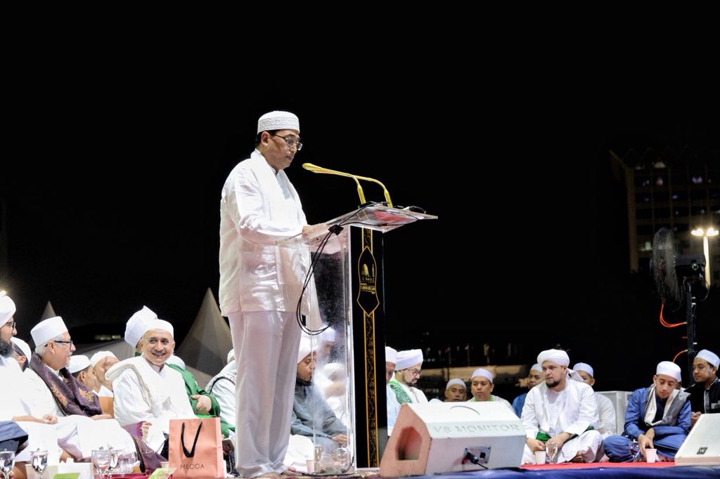 BudiKaryaS's tweet photo. 1. Semalam saya menghadiri tabligh akbar ISRA MIRAJ di Kawasan Monas bersama para Habib,Ulama,Dubes Yaman,Dubes Maroko,Kapolda &amp; Majelis Rasulullah. Terasa suasana yg sejuk &amp; damai bershalawat bersama umat muslim, yg semakin memperkuat ukuwah islamiah. https://t.co/EFzcrpgQDK