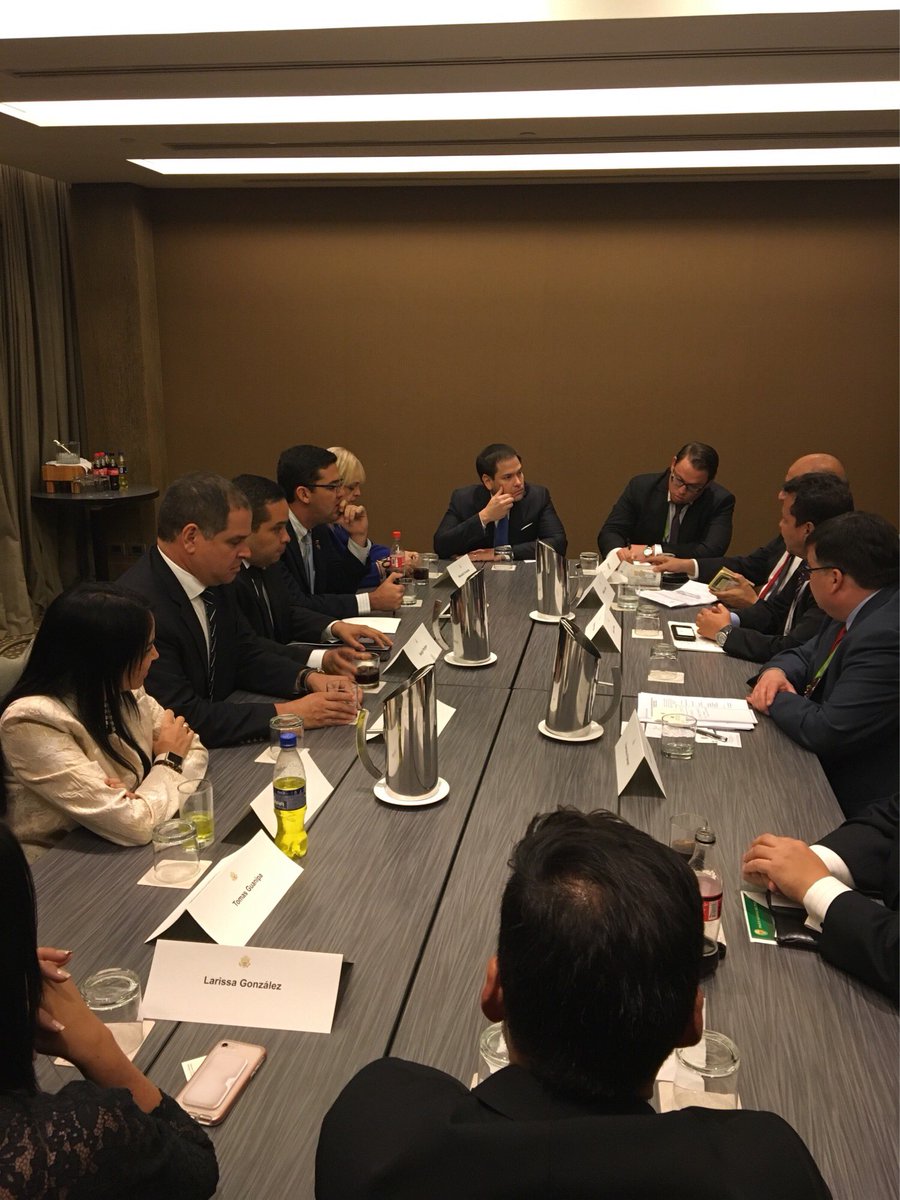 SenMarcoRubio's tweet image. El Senador Rubio se reunió con los diputados venezolanos a su llegada a la @CumbreAmericas para discutir pasos concretos para restaurar la democracia y fortalecer el rol de la @AsambleaVE quienes fueron electos democráticamente