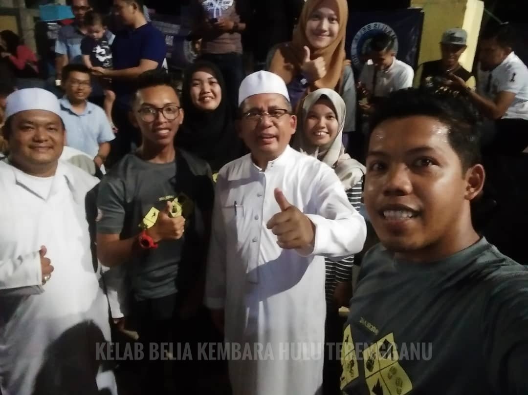 official_kbkht's tweet photo. Kisah malam tadi katanya, Perasmian Festival Belia Negeriku 2018. Terima kasih @YBAhmadRazif dan TohPuan sudi bergambar bersama ahli Kelab Belia Kembara Hulu Terengganu. 

#KBKHT #UnderlakeTerengganu #FBN2018 #TranungMolekDoh https://t.co/xB4aszb2QP