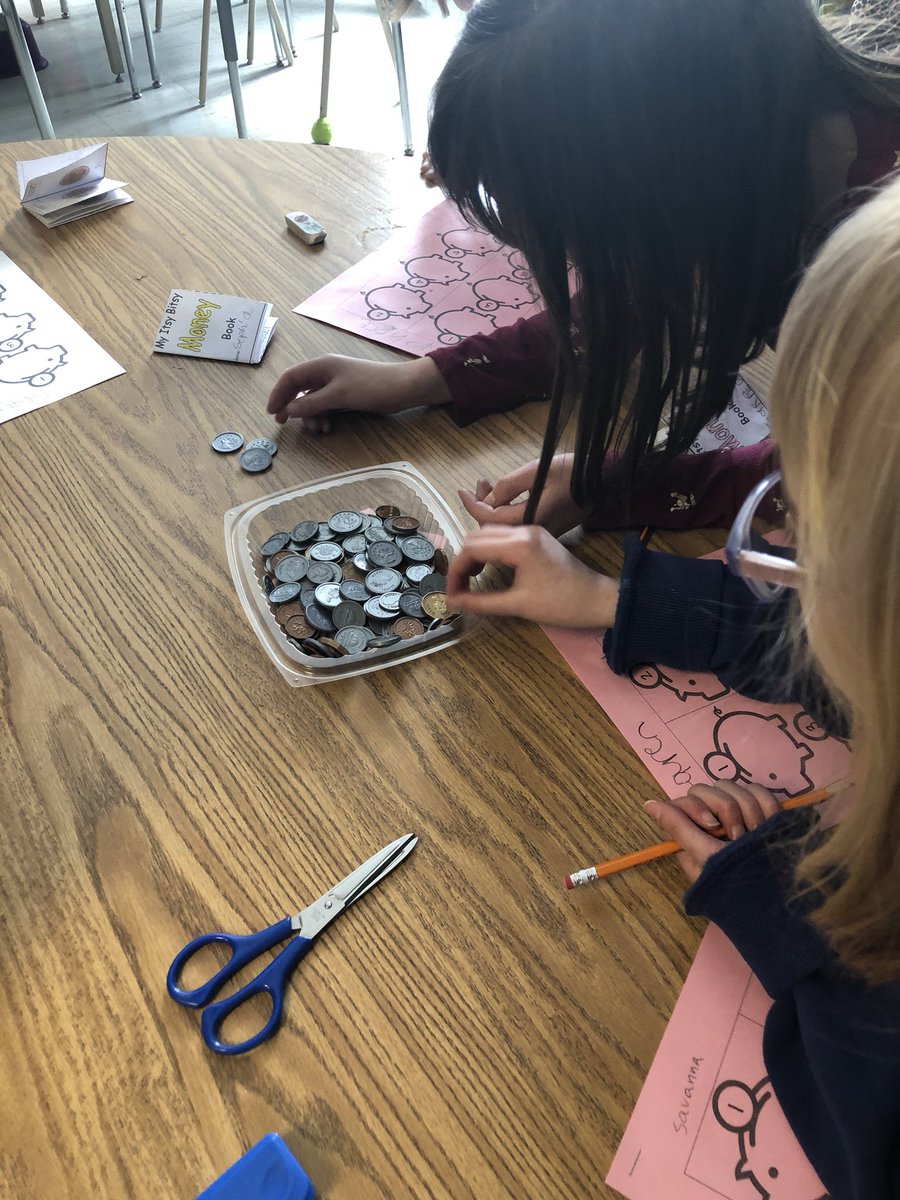 mrspGOALS's tweet photo. More Money 💰 Math!! Room 18 bankers are getting very good at this math skill... very proud! #math #EIPS #money #goals5/6 https://t.co/6C13XqzMiq