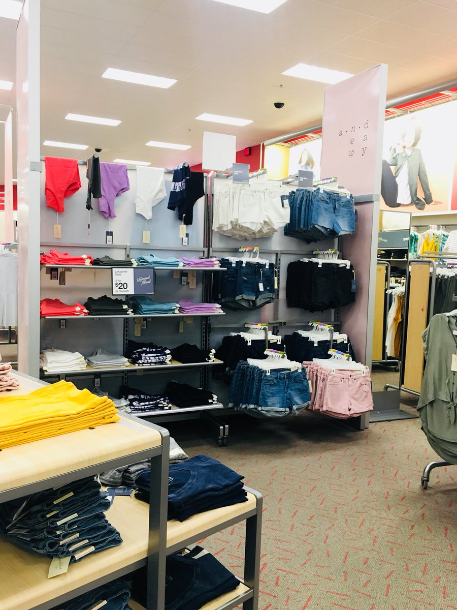 cheLLi_09's tweet photo. #UniversalThread reset.
Guests are in love with this brand and so am I! Go sales!!! 👖 https://t.co/C3ZPGHWRN5