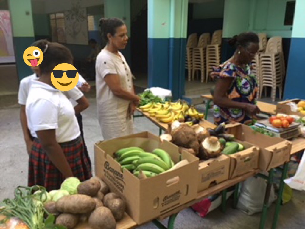 CM1CCM2C2's tweet photo. Petit marché de l’UGSEL, nous nous chargeons aussi de la vente. https://t.co/AnfYgrXskD