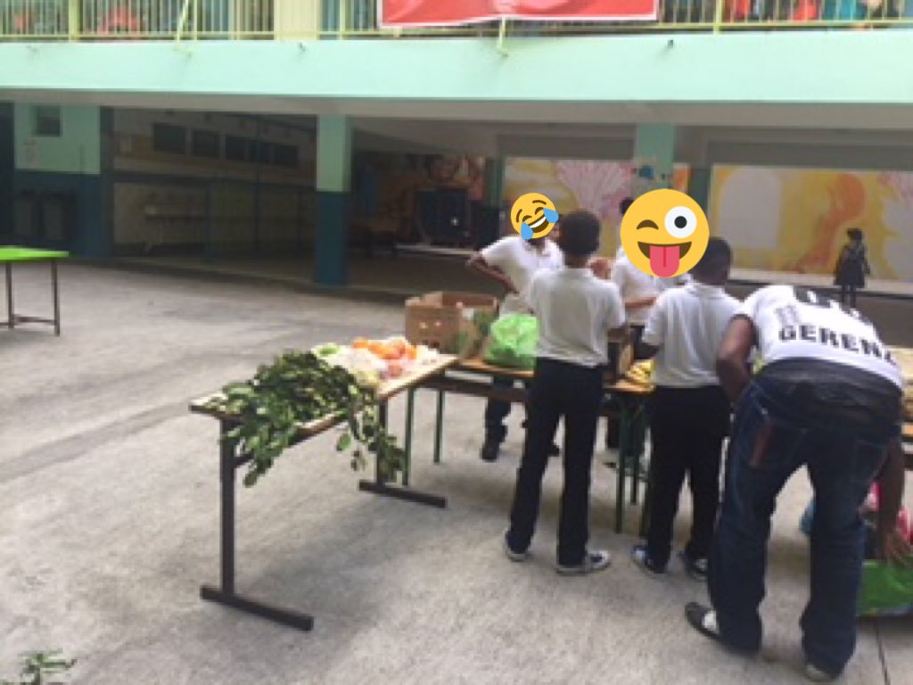 CM1CCM2C2's tweet photo. Petit marché de l’UGSEL, nous nous chargeons aussi de la vente. https://t.co/AnfYgrXskD