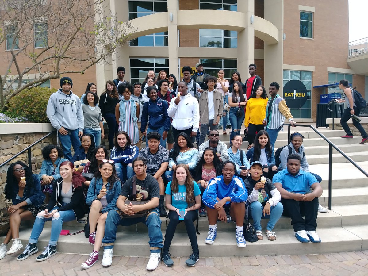 artbratt's tweet photo. Had a great time at KSU with these sweet kids. #ksu #studentart #fridayfieldtrip #cobbartrocks #believeyoucan https://t.co/vRsEGYIy8A