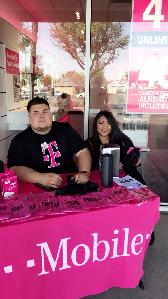 TmobileAllison's tweet photo. Ahhh it’s so nice outside we just had to set up!! Playing music with our MEGABOOM customers just love it❤️ @JerryG1985 @barba_emmanuel @B_Vargas22 @isaac2691 @nazarma https://t.co/V3d1U8gOTf