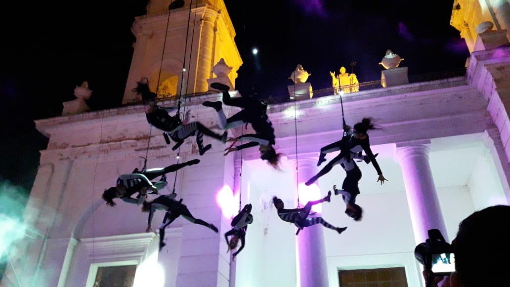 elinformantesn's tweet photo. San Nicolás celebrar su origen y su historia. Así empiezan los festejos de #SN270 en la Plaza Mitre con la compañía de tango y acrobacia aérea #PHAWAY https://t.co/ZJcyyYvIx3