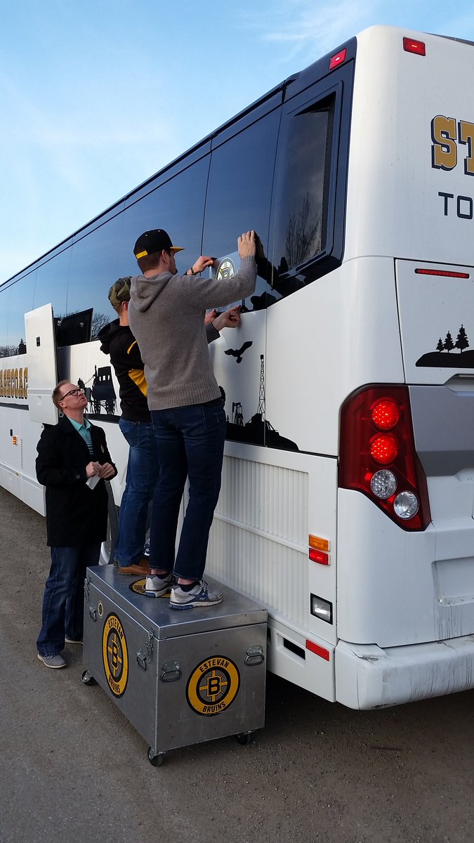 RFlahertypxp's tweet photo. Before heading to the crash site to pay their respects @estevanbruins are decorating their bus and team vehicles with special #HumboldtStrong decals. https://t.co/QK3bRzBC02