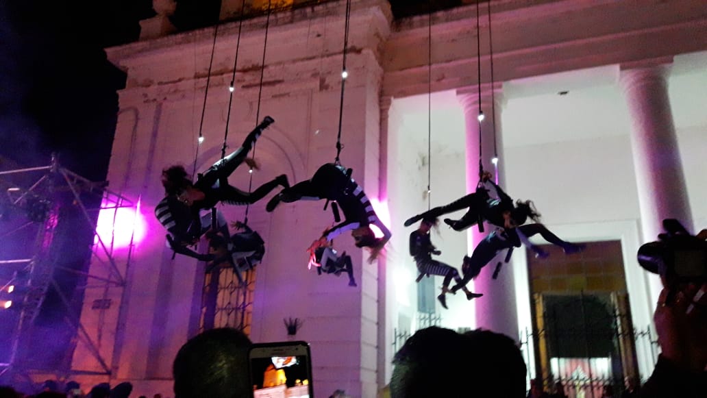 elinformantesn's tweet photo. San Nicolás celebrar su origen y su historia. Así empiezan los festejos de #SN270 en la Plaza Mitre con la compañía de tango y acrobacia aérea #PHAWAY https://t.co/ZJcyyYvIx3