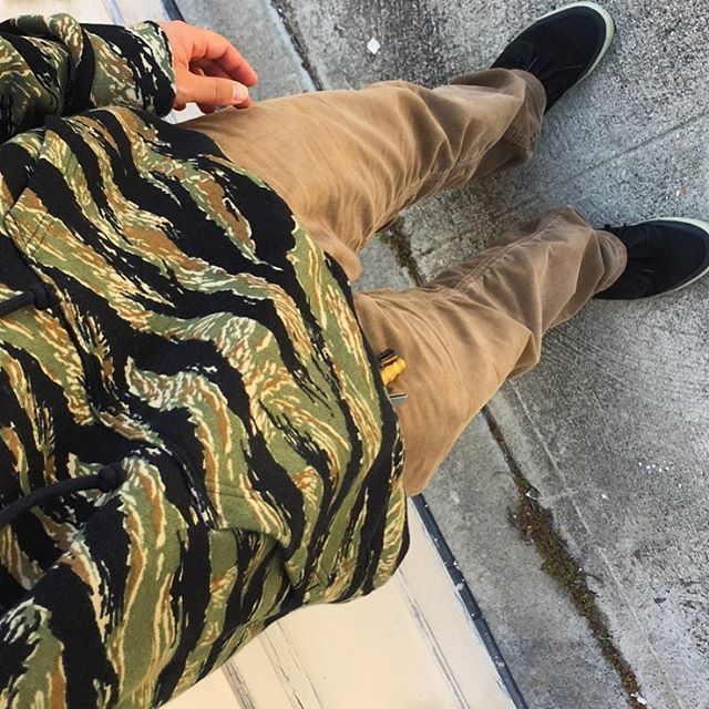 hapsxo's tweet photo. Tiger (#camo) style // #sf #sfstyle #ootd #outfitoftheday #outfitfromabove #povoutfit #lookingdown #dailystyle #stylegram #mystyle #kotd #kicksoftheday #streetstyle #styleblog #wiwt #wdywt #wtapsvans #vans #og #chukkas #okmcafits #wtaps #tigercamo #what… https://t.co/iPqVDHXng1 https://t.co/OXuOAHtEWM