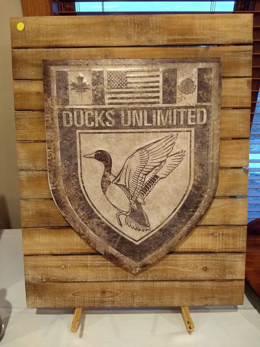 RiverFalls_DU's tweet photo. The committee is hard at it getting ready for tomorrow night's @DucksUnlimited Banquet @KilkarneyHills in River Falls. Come join us and help the ducks! #Wetlands #conservation #Ducks https://t.co/jyYYs976m4