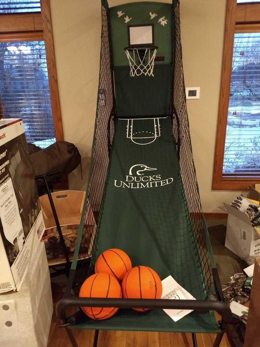 RiverFalls_DU's tweet photo. The committee is hard at it getting ready for tomorrow night's @DucksUnlimited Banquet @KilkarneyHills in River Falls. Come join us and help the ducks! #Wetlands #conservation #Ducks https://t.co/jyYYs976m4