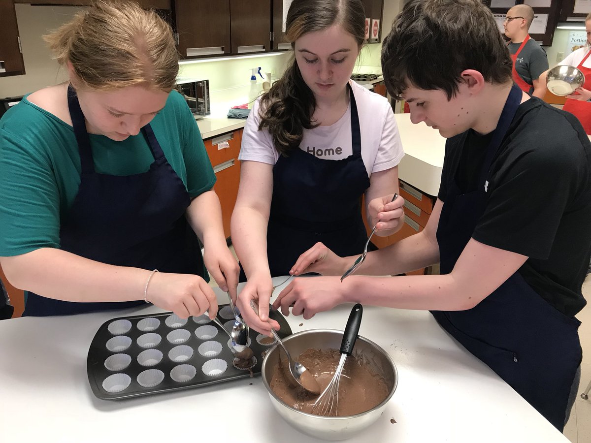 MrsLinnertFACS's tweet photo. Friday chocolate chip muffin lab! Sweet treat for 8th grade, who worked so hard on their Future Smart training all week! #foodisfun #fridaylab #facs #8thgrade #quickbread #muffins https://t.co/eNuEIsEIUl