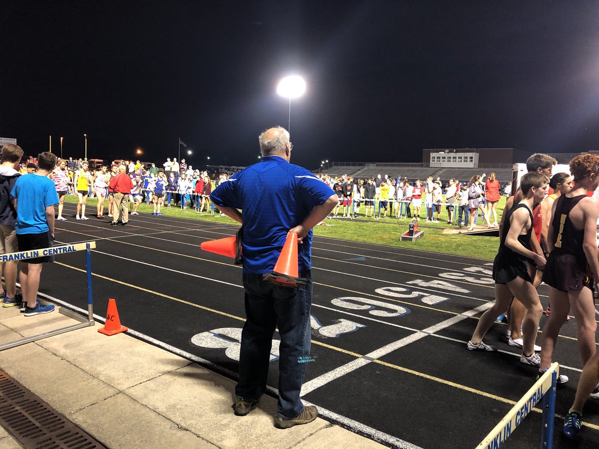 MileSplitIN's tweet photo. Boys fast heat on the track now!! #Flashes18 https://t.co/iwYGyvIoMk