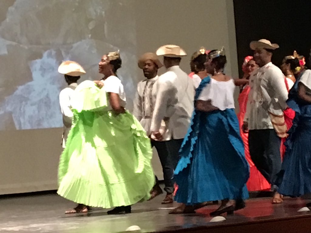 utppanama's tweet photo. Cumbia Chorrerana- Gala Folklórica UTP en el marco de la Trigésima Novena Sesión del Consejo Regional de Vida Estudiantil (#CONREVE), en la capital panameña, del 12 al 15 de abril de 2018. https://t.co/dtr592wk8P