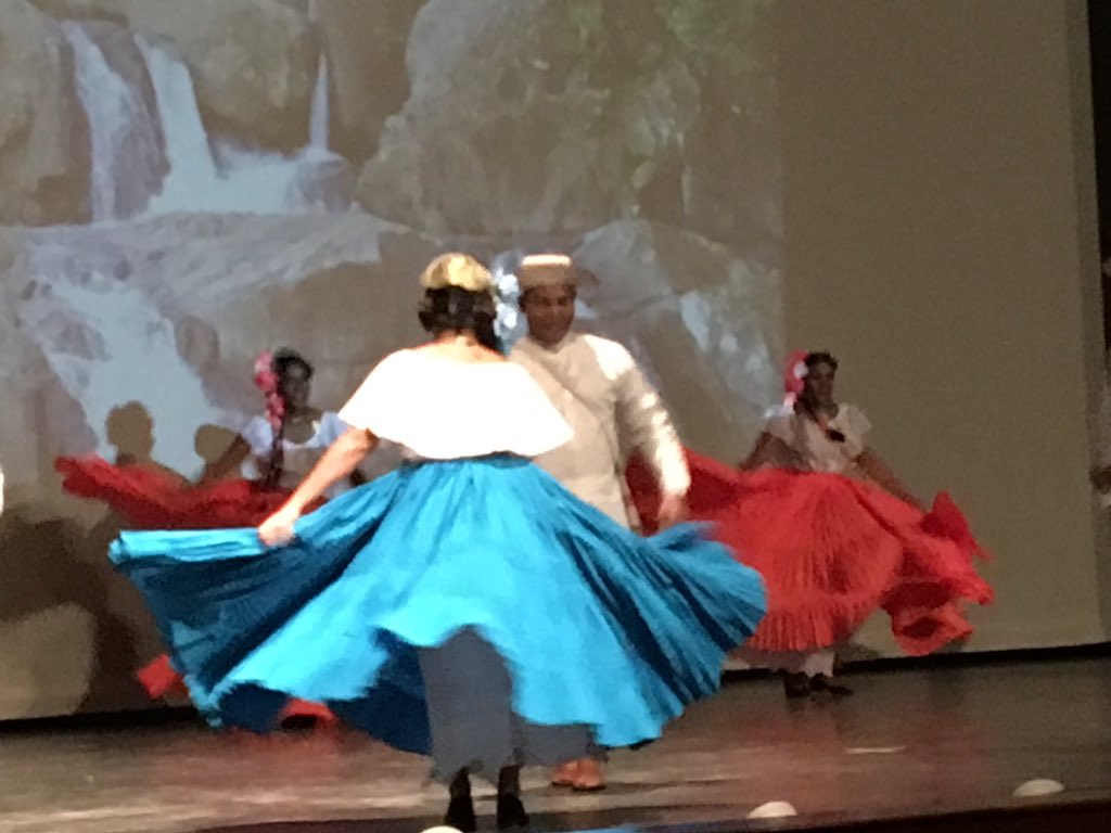 utppanama's tweet photo. Cumbia Chorrerana- Gala Folklórica UTP en el marco de la Trigésima Novena Sesión del Consejo Regional de Vida Estudiantil (#CONREVE), en la capital panameña, del 12 al 15 de abril de 2018. https://t.co/dtr592wk8P