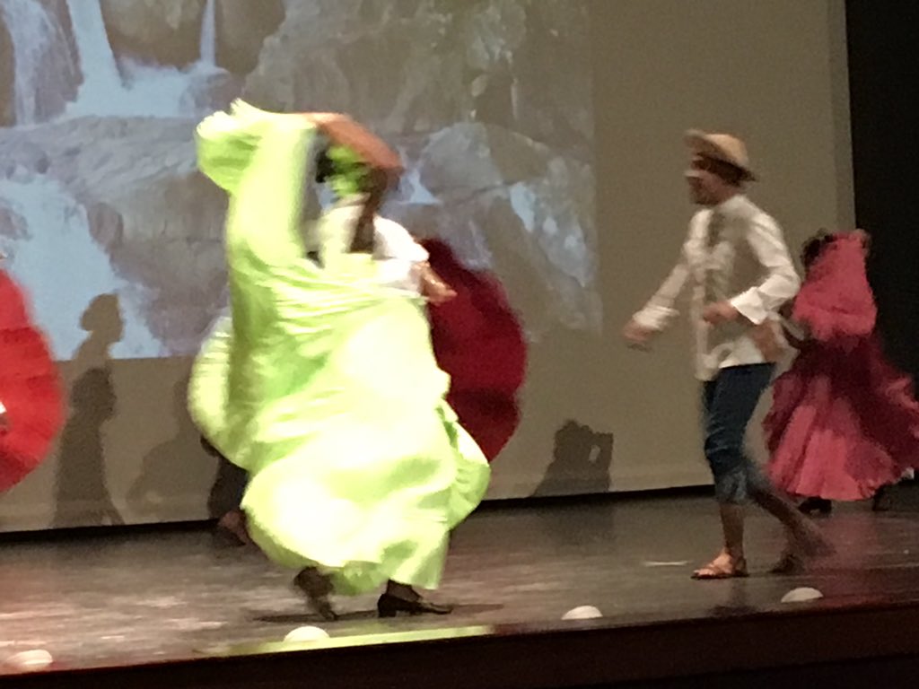 utppanama's tweet photo. Cumbia Chorrerana- Gala Folklórica UTP en el marco de la Trigésima Novena Sesión del Consejo Regional de Vida Estudiantil (#CONREVE), en la capital panameña, del 12 al 15 de abril de 2018. https://t.co/dtr592wk8P