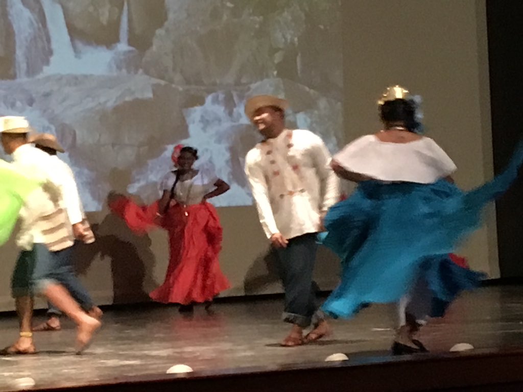 utppanama's tweet photo. Cumbia Chorrerana- Gala Folklórica UTP en el marco de la Trigésima Novena Sesión del Consejo Regional de Vida Estudiantil (#CONREVE), en la capital panameña, del 12 al 15 de abril de 2018. https://t.co/dtr592wk8P