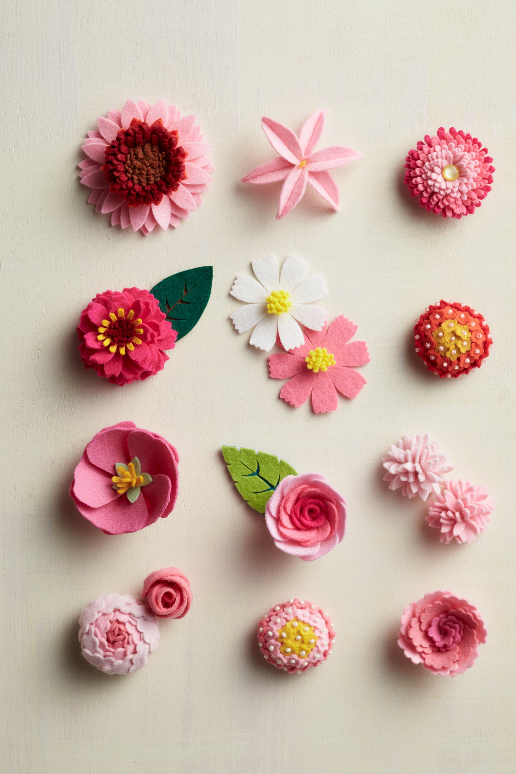 講談社くらしの本 ビーズ フェルト刺繍作家pienisieni ピエニシエニ さんの著書 フェルトで作る花モチーフ 92 から 立体的な花モチーフの作り方を紹介します 切りっぱなしで簡単 フェルトで作る立体的な花モチーフ の記事はこちら T