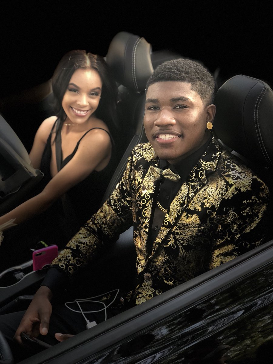 DanggSheTall's tweet photo. My Brother And His Lady Snapped For Prom 😩🖤💛💰 #Prom2018 #PromDrip #CountrysideHighSchool @Cardre_4k @itsskyaraa ✊🏽 https://t.co/ChGn8vspKU