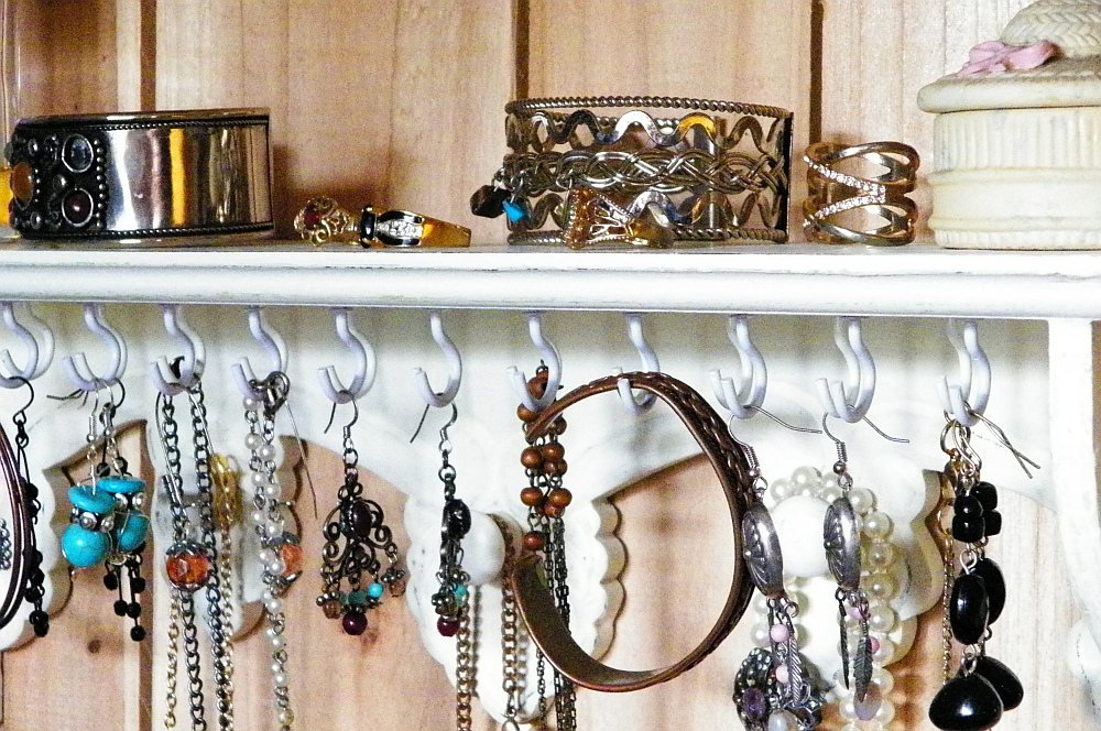 ruralgals's tweet image. White Cottage Chic Jewelry Organizer. etsy.me/2zvmZNy #Etsy #shabbyframesets #decoupageknobs #countrygirls #officesupplies #shabbychic #NecklaceStorage