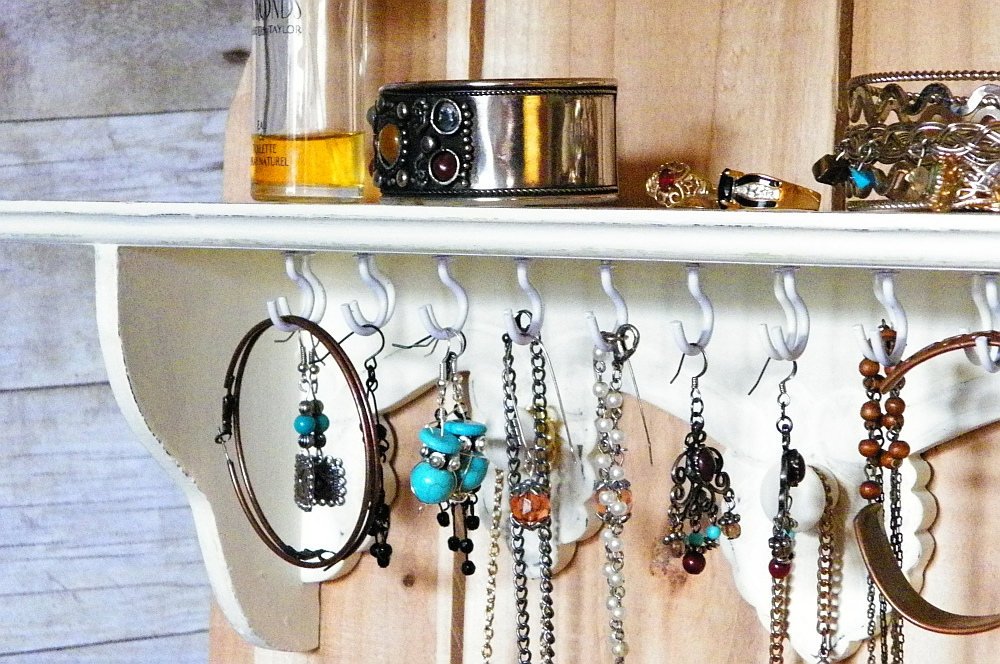 ruralgals's tweet image. White Cottage Chic Jewelry Organizer. etsy.me/2zvmZNy #Etsy #shabbyframesets #decoupageknobs #countrygirls #officesupplies #shabbychic #NecklaceStorage