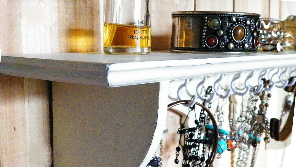 ruralgals's tweet image. White Cottage Chic Jewelry Organizer. etsy.me/2zvmZNy #Etsy #shabbyframesets #decoupageknobs #countrygirls #officesupplies #shabbychic #NecklaceStorage