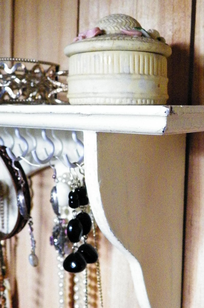 ruralgals's tweet image. White Cottage Chic Jewelry Organizer. etsy.me/2zvmZNy #Etsy #shabbyframesets #decoupageknobs #countrygirls #officesupplies #shabbychic #NecklaceStorage