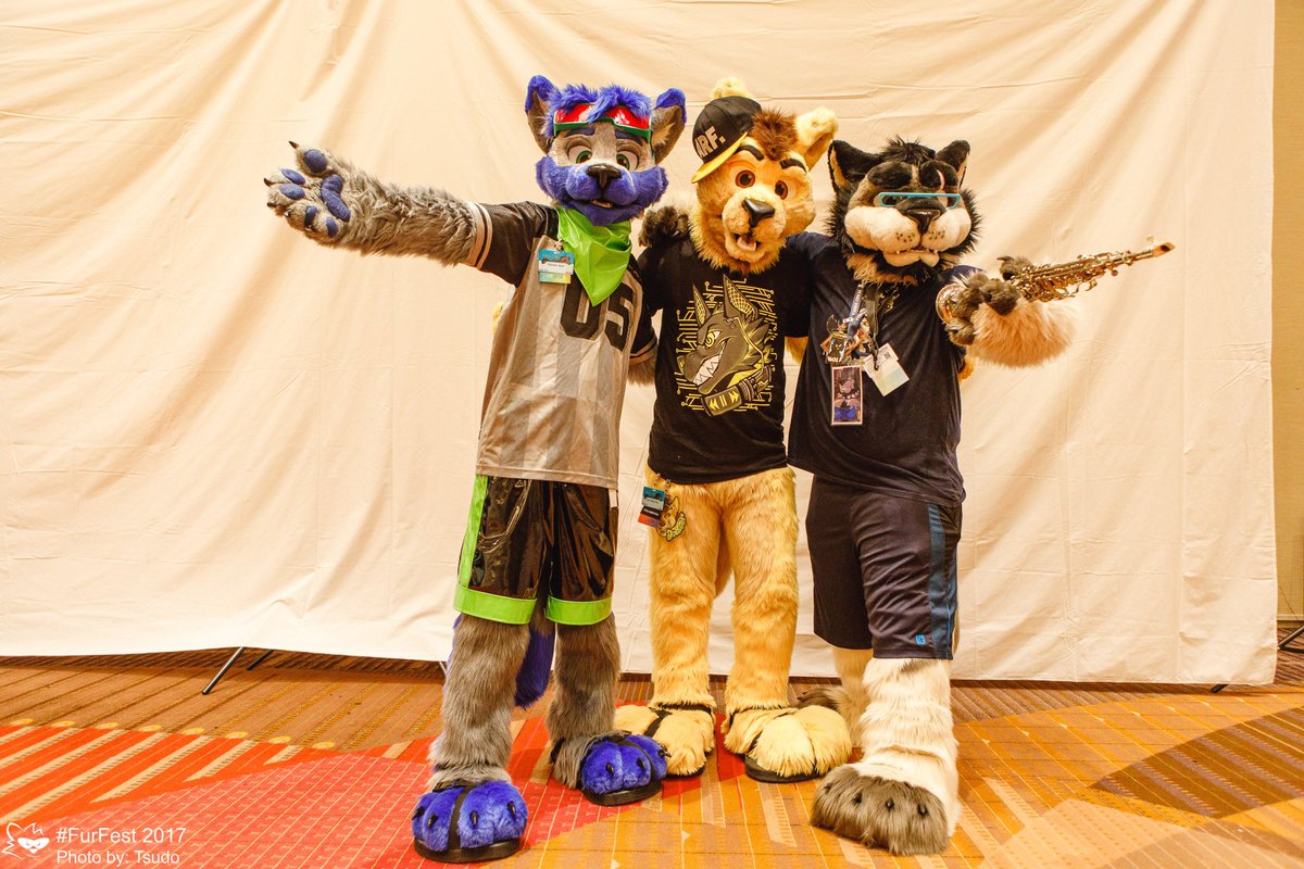 Elecami_Wolf's tweet photo. #FursuitFriday
#MMF2017 WIth @DaxterDingo and @saxwuff https://t.co/E7yTyKc1E9