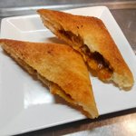 カロリー多めの禁断レシピ!　ランチパックにアレを付けて焼くだけで激ウマに大変身!
