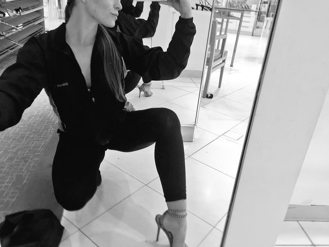 Red ankle strap heels, no knickers lol https://t.co/a7rtF0mYmK
