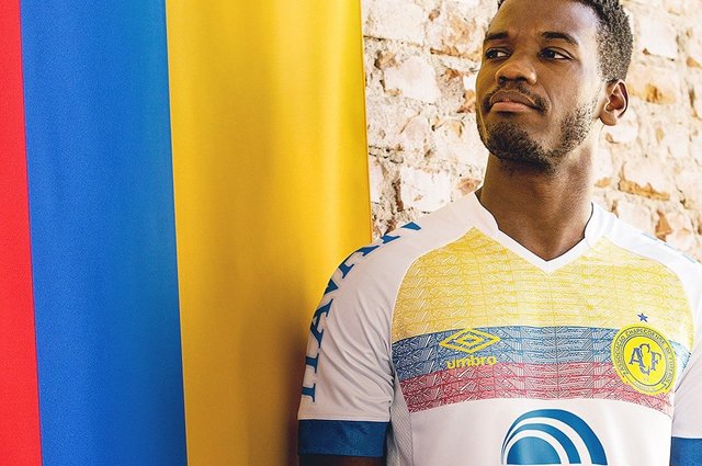 GolCaracol's tweet photo. Chapecoense le rinde homenaje a Colombia con su nueva camiseta -> https://t.co/p3Bryt8ldS

¿Qué opinan del nuevo diseño? https://t.co/zoMm0qlbdU