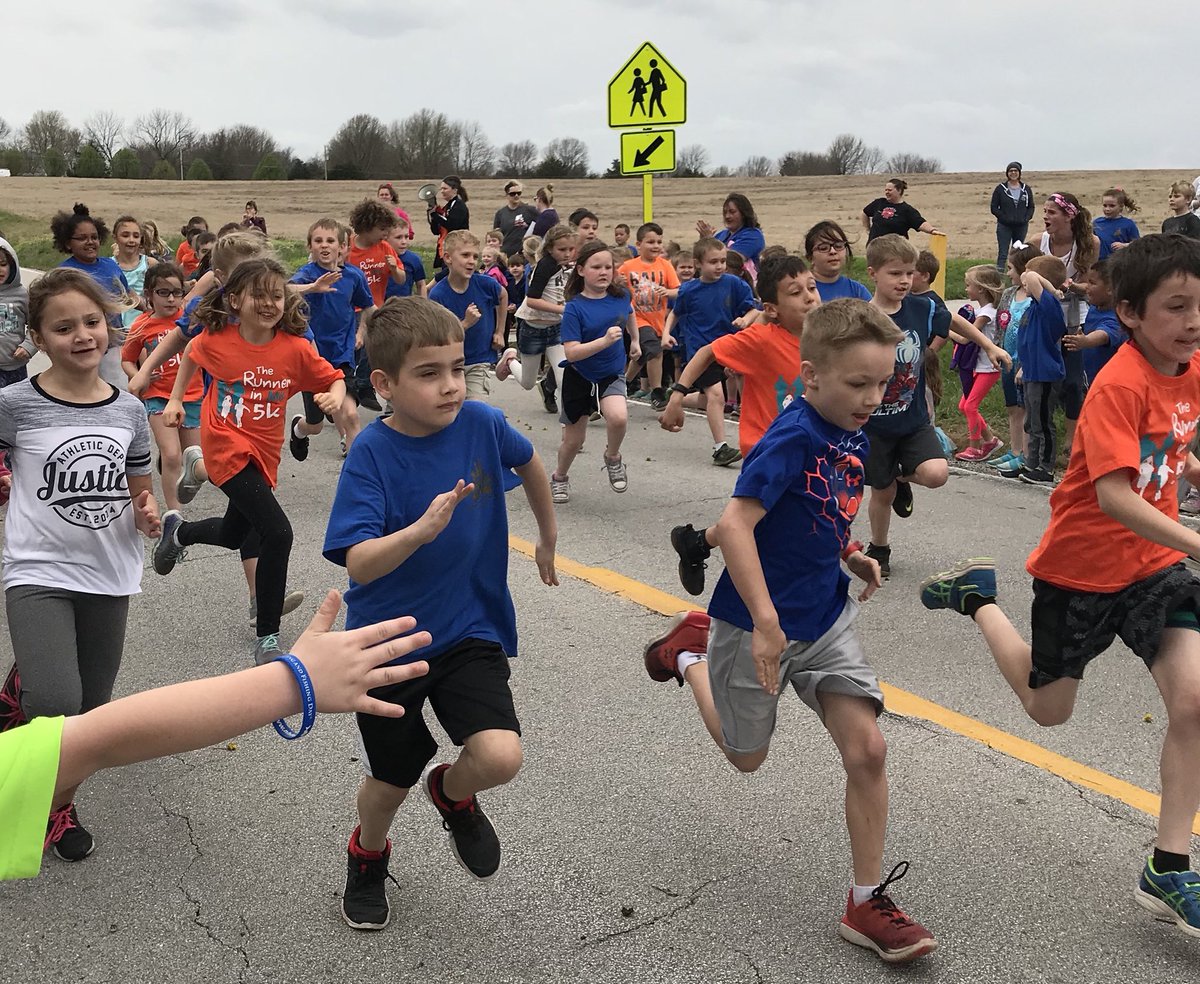 JillMarieberry3's tweet photo. Mile races today!!! Love this for so many reasons- the drive of my kids and the pride they have for each other ❤️❤️❤️#thinkwinwin #beginwiththeendinmind #thelim #lovewell https://t.co/NsoagsBTSi