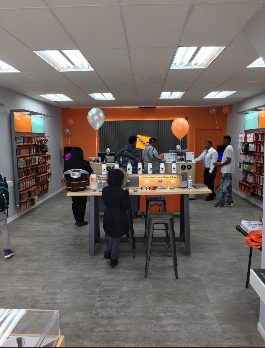 mywirelessusa's tweet photo. Boost Mobile 4.0 @mywirelessusa is taking Chicago by a storm. Here is to the raffle winner of the flatscreen TV. We love our customers. @mwsneil @mwsjose @shawnlalani1 @AmyBoost love the Chicago team 💪🏼 https://t.co/Hrt9YIdzZB