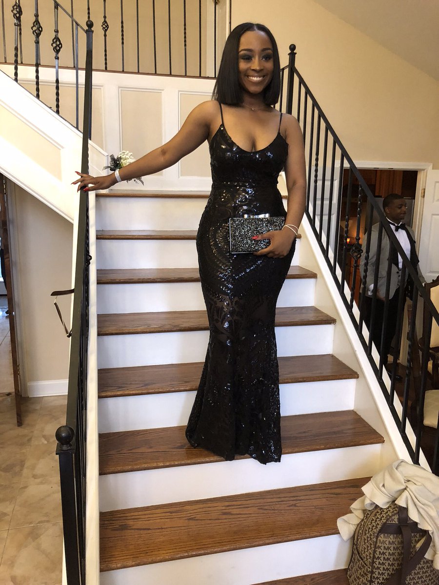 SummaaaE's tweet photo. still giving ole boy nightmares..🖤 #Prom2k18 https://t.co/lKsdbZwAMv