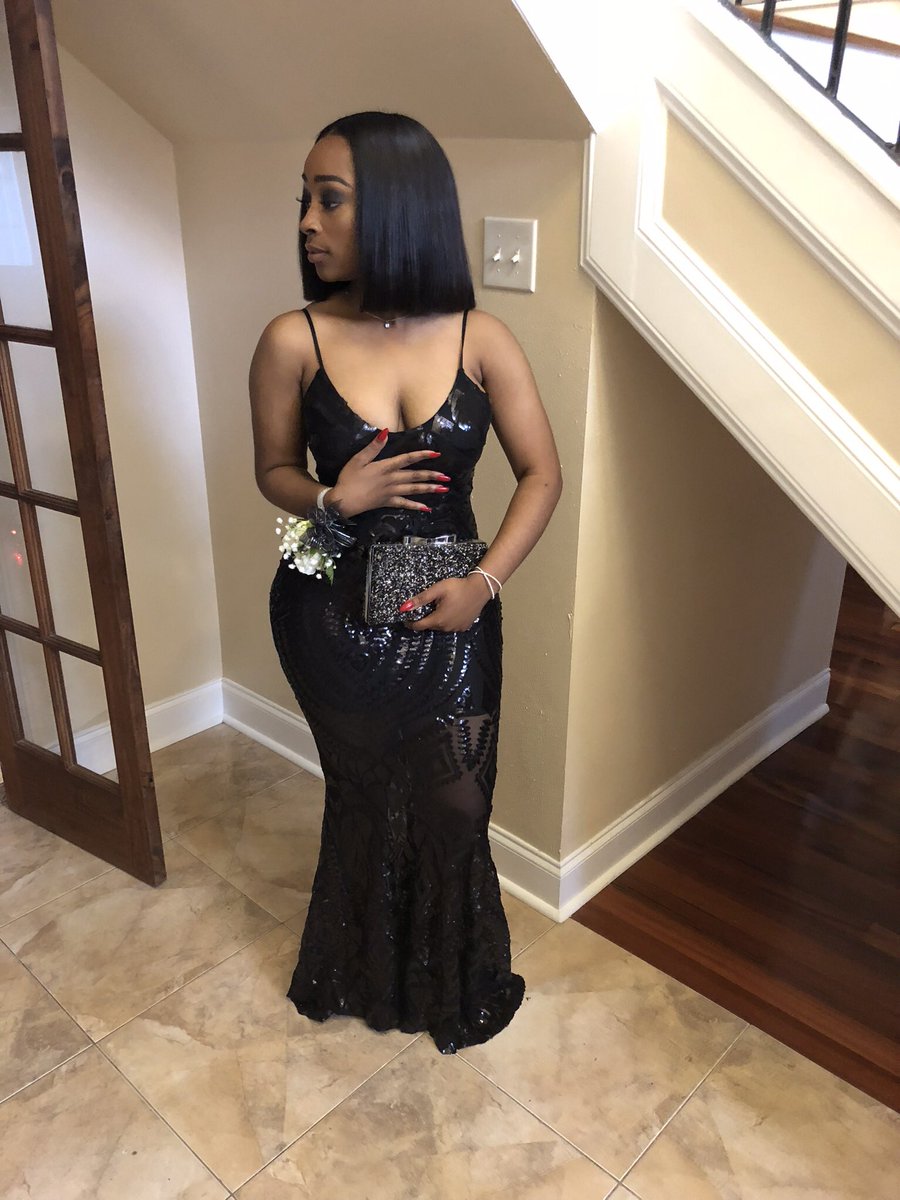 SummaaaE's tweet photo. still giving ole boy nightmares..🖤 #Prom2k18 https://t.co/lKsdbZwAMv