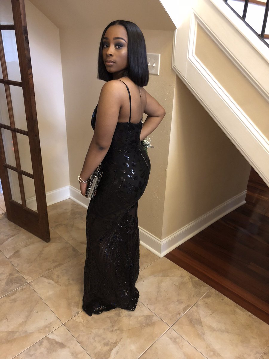 SummaaaE's tweet photo. still giving ole boy nightmares..🖤 #Prom2k18 https://t.co/lKsdbZwAMv
