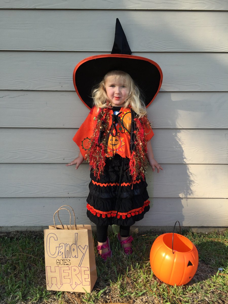 Kalenahanke's tweet photo. Watching Hocus Pocus on @FreeformTV tonight.  I get a smile every time I see Dani because it was by far the best costume I ever made Gentry! #itsallabunchofhocuspocus https://t.co/5leKRLAUBo