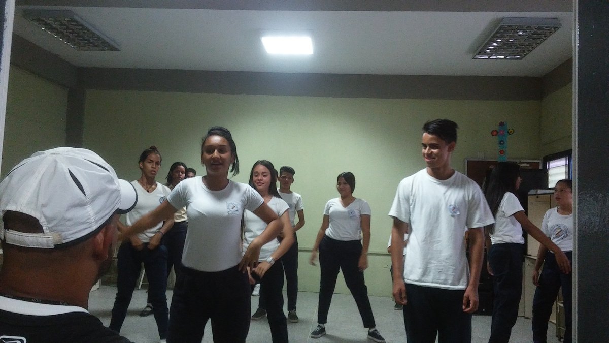 CbitLiviaGou's tweet photo. @joseq_cbit_truj Livia Gouverneur apoya a los estudiantes del plantel a la organización de bailes culturales , enalteciendo la Patria de Bolívar y #Chavez, en #Miranda @JauaMiranda @vane_prieto @Fundabit @rosabecerra3 @MPPEDUCACION https://t.co/xFHRwKOoMG