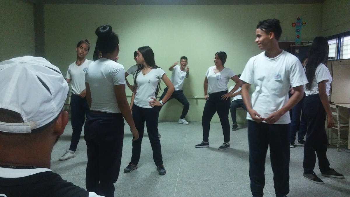 CbitLiviaGou's tweet photo. @joseq_cbit_truj Livia Gouverneur apoya a los estudiantes del plantel a la organización de bailes culturales , enalteciendo la Patria de Bolívar y #Chavez, en #Miranda @JauaMiranda @vane_prieto @Fundabit @rosabecerra3 @MPPEDUCACION https://t.co/xFHRwKOoMG