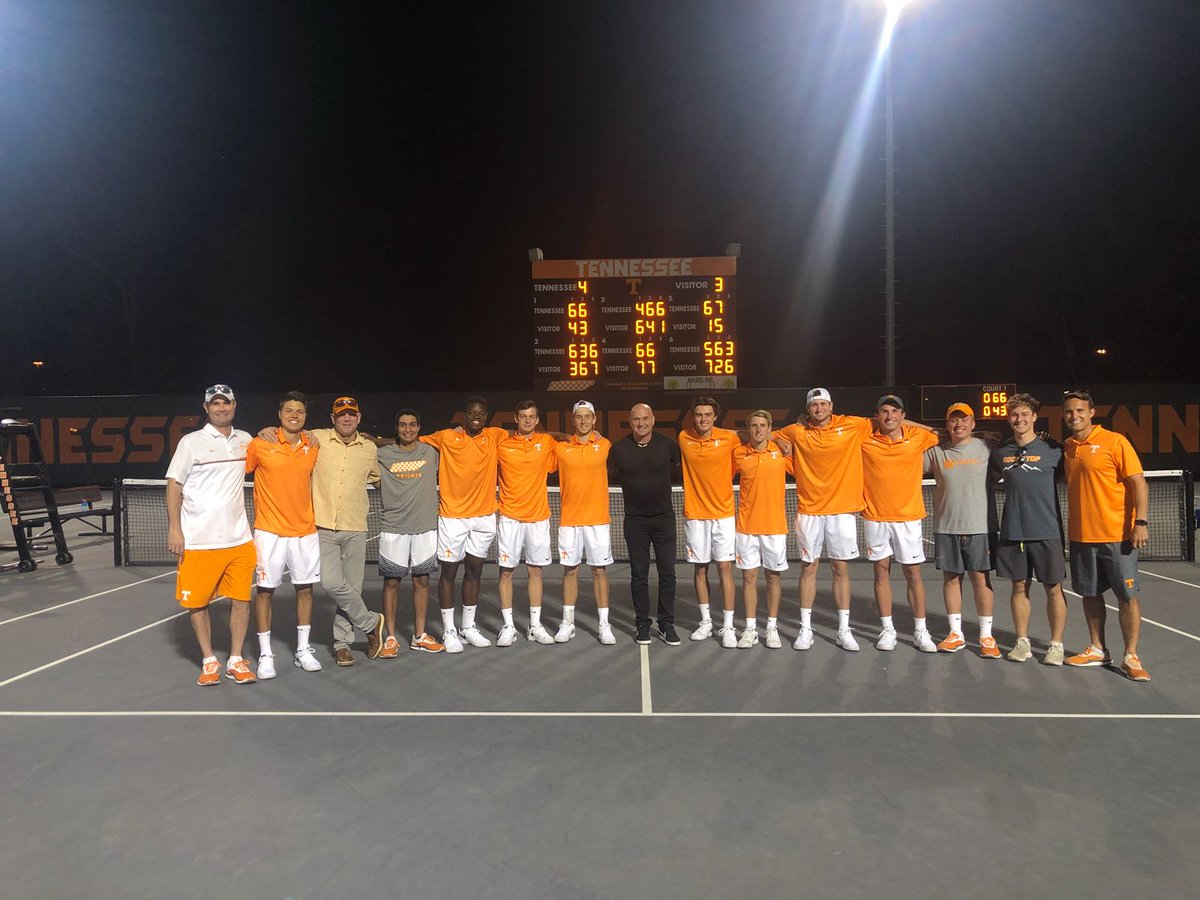 Vol_Tennis's tweet photo. The Vols have a very special guest this weekend in Knoxville with the team! Massive thanks to the great @AndreAgassi for his support tonight as Tennessee earned a big 4-3 victory! #GoVols #TennesseeTennisFamily 🍊🍊🍊 https://t.co/wU98lG86Bh