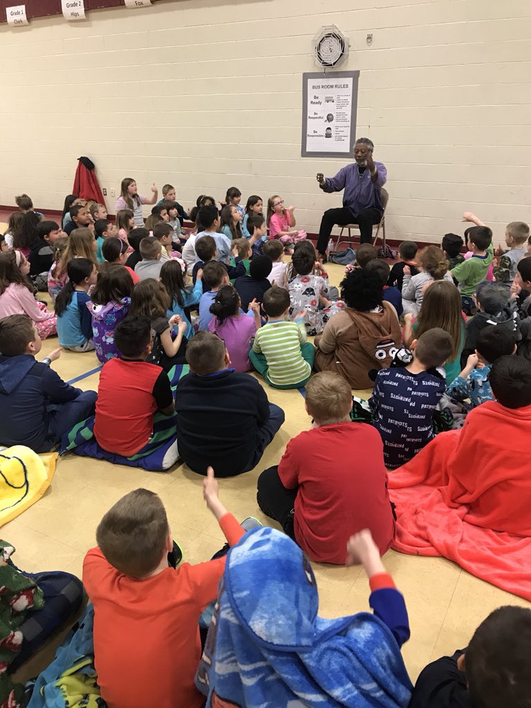 santonelli30's tweet photo. This extraordinary storyteller @Len_Cabral visited our school this week for #ReadingWeek2018 Reminding us of the power of simply telling a story and the importance of taking care of the community. @WarwickSchools #Storyteller #imagination #cheerishtheearth #careforeachother https://t.co/cQJpAY0KuY
