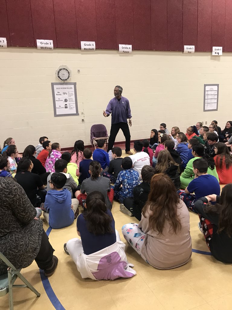 santonelli30's tweet photo. This extraordinary storyteller @Len_Cabral visited our school this week for #ReadingWeek2018 Reminding us of the power of simply telling a story and the importance of taking care of the community. @WarwickSchools #Storyteller #imagination #cheerishtheearth #careforeachother https://t.co/cQJpAY0KuY