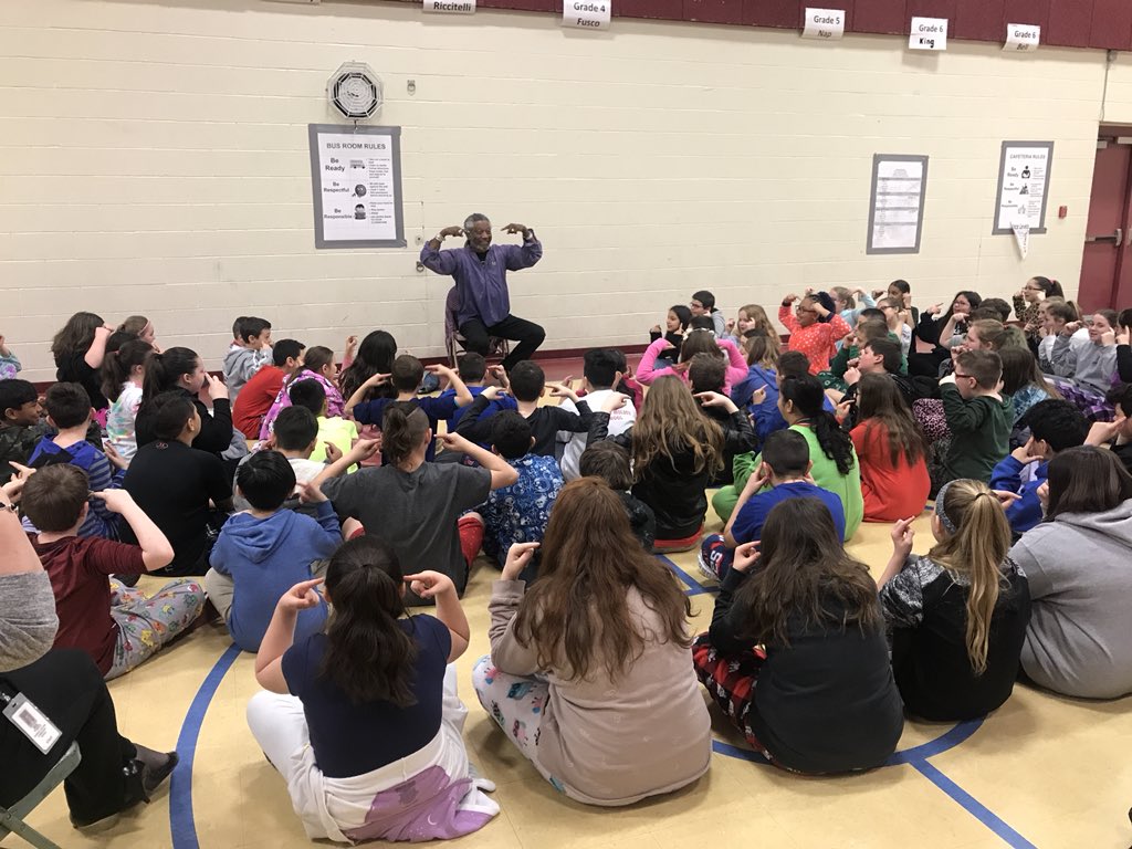 santonelli30's tweet photo. This extraordinary storyteller @Len_Cabral visited our school this week for #ReadingWeek2018 Reminding us of the power of simply telling a story and the importance of taking care of the community. @WarwickSchools #Storyteller #imagination #cheerishtheearth #careforeachother https://t.co/cQJpAY0KuY