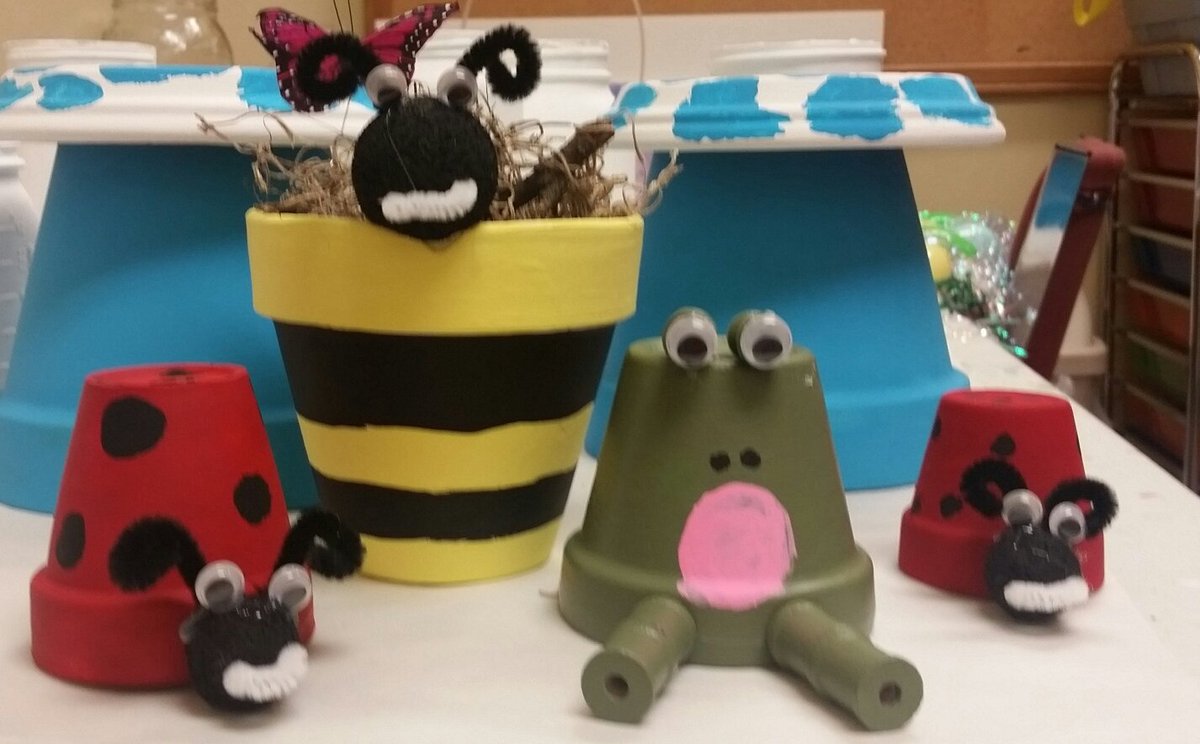 SL_ForestRidge's tweet photo. Getting Ready for Campus in Color! Residents are making garden ornaments for our flower beds. https://t.co/J6V0hCQuu0